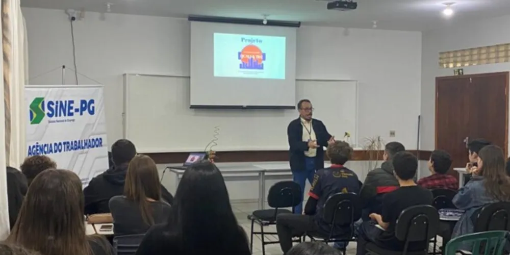 O diretor da Agência do Trabalhador, Nilton Gomes, lembra que para fazer um desses cursos técnicos é preciso ter concluído o Ensino Médio