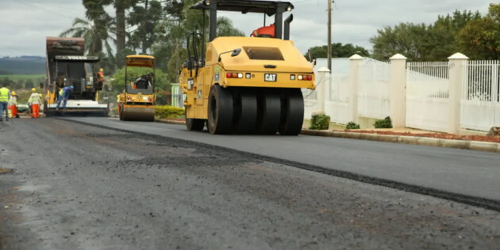 O projeto em andamento prevê a execução de aproximadamente 2,7 quilômetros de asfalto no Jardim Santa Luiza