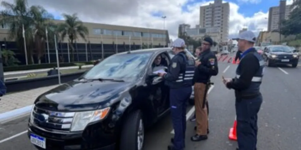 Ação abordou motoristas que trafegavam pela rua Balduíno Taques, na região Central, e contou com a presença das instituições integrantes do Gabinete de Gestão Integrada Municipal