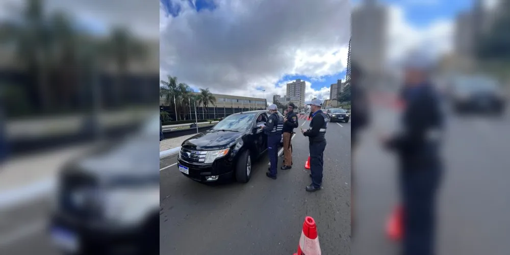 Ação abordou motoristas que trafegavam pela rua Balduíno Taques, na região Central, e contou com a presença das instituições integrantes do Gabinete de Gestão Integrada Municipal