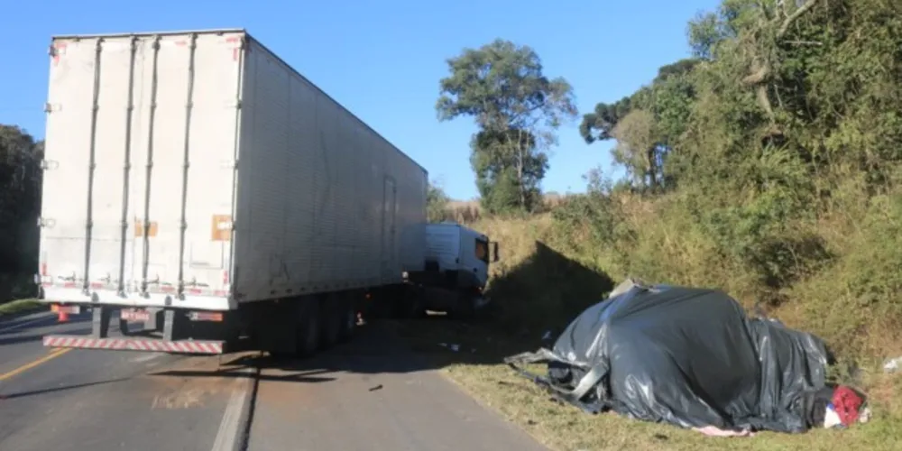 Colisão entre a carreta e carro causou três mortes, segundo o Corpo de Bombeiros