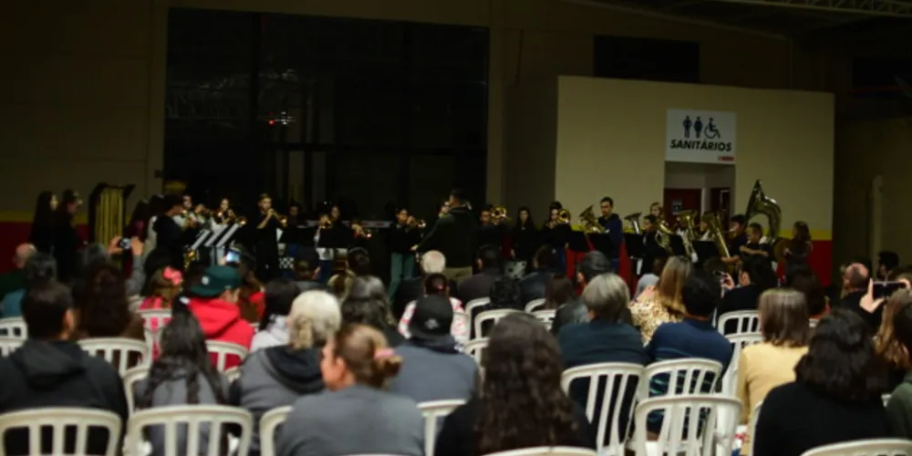 Este concerto foi sua primeira apresentação e ocorreu no estacionamento do Supermercado Suprema