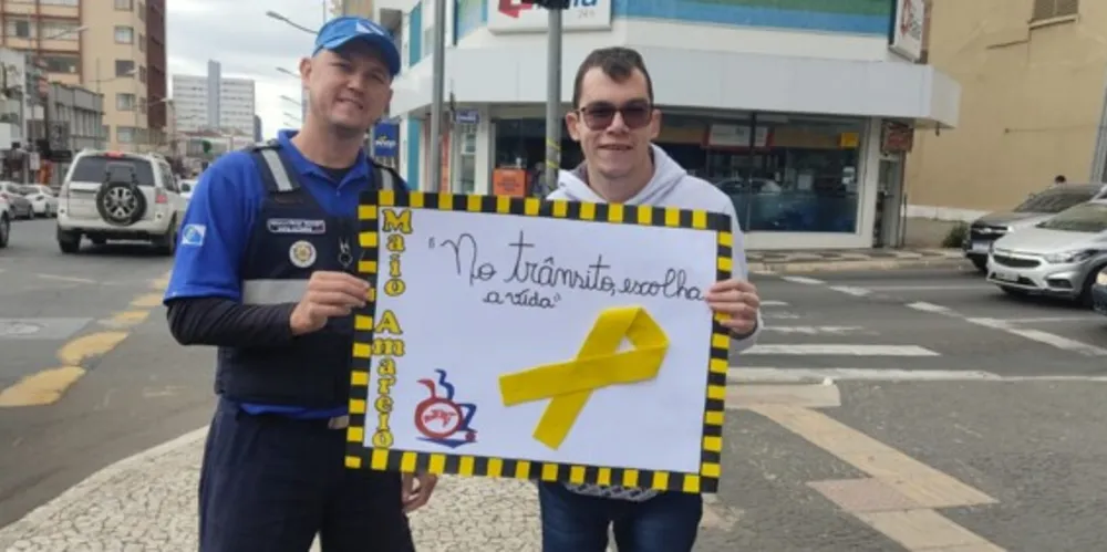 Cerca de 80 pessoas foram abordadas durante a ação que integra o Maio Amarelo