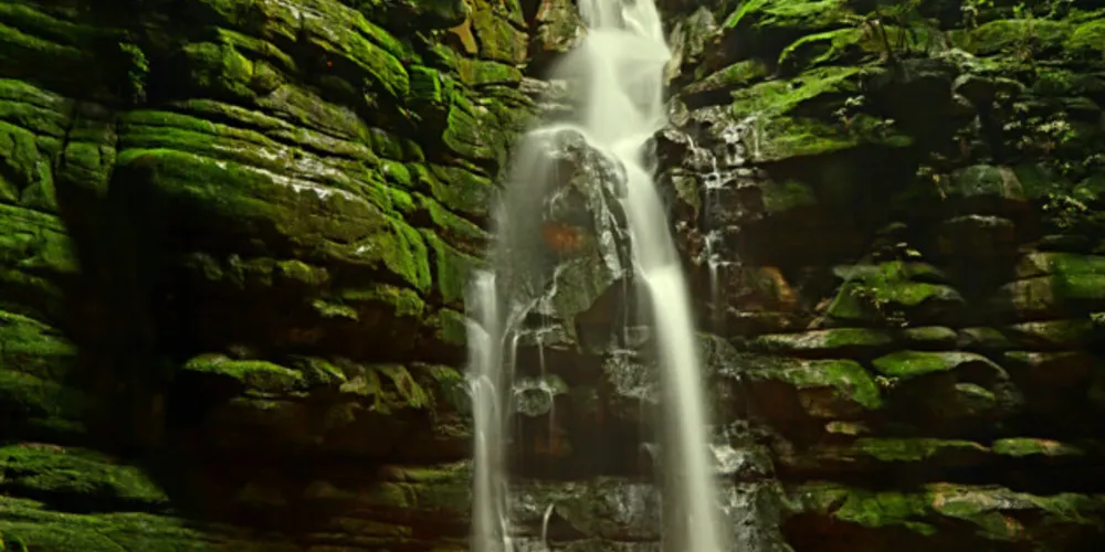 Atrativo possui uma cachoeira com cerca de 30 metros de altura, que deságua em um anfiteatro rochoso (furna) e forma um pequeno lago