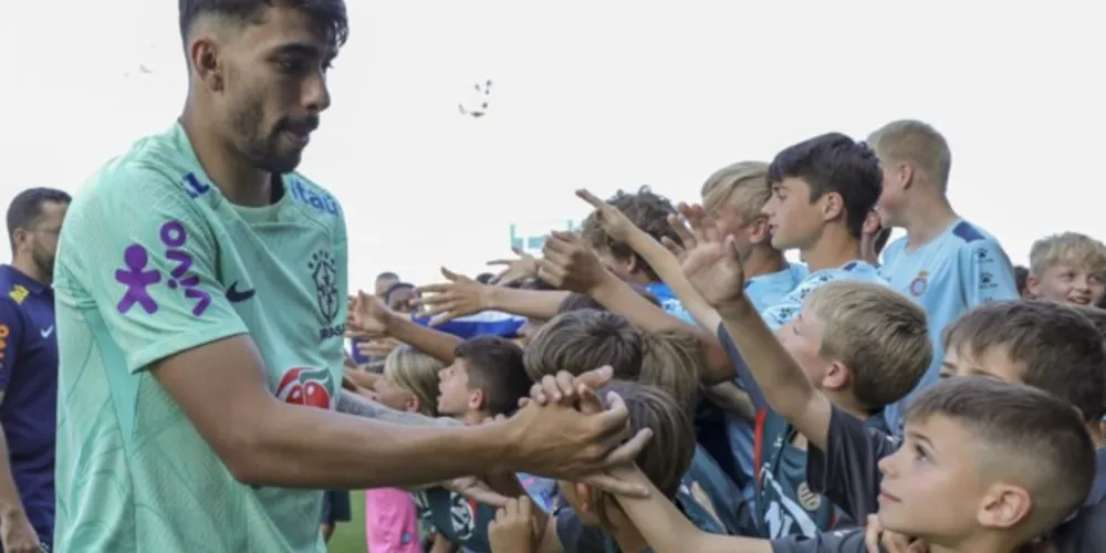 Crianças da base do Espanyol fizeram a festa após o treino da Seleção; Lucas Paquetá curtiu a visita