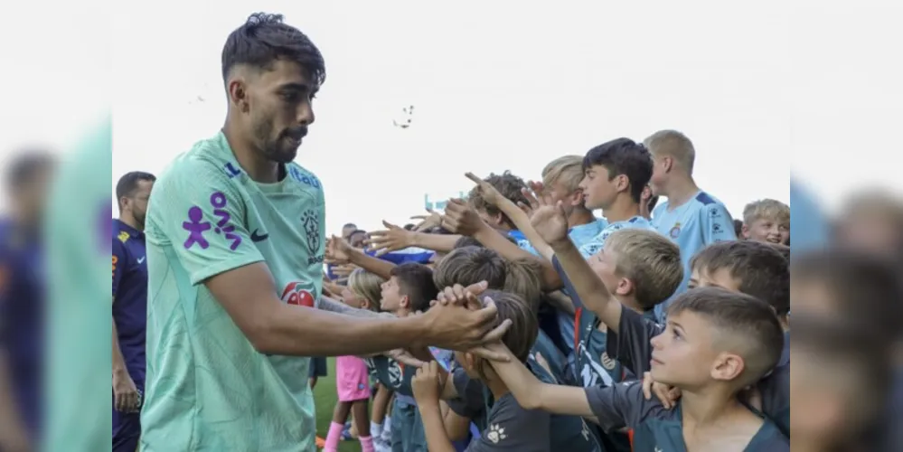 Crianças da base do Espanyol fizeram a festa após o treino da Seleção; Lucas Paquetá curtiu a visita