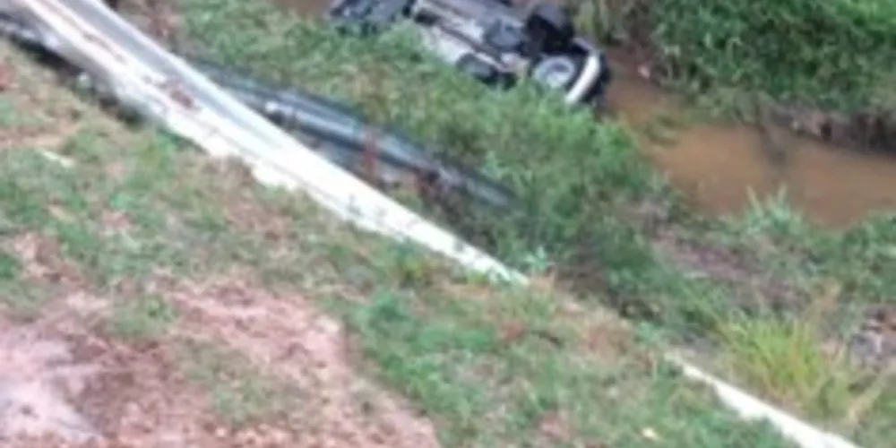 odas as vítimas viajavam numa Mitsubishi Outlander que rodou na pista, capotou, despencou de um barranco e caiu no leito de um córrego