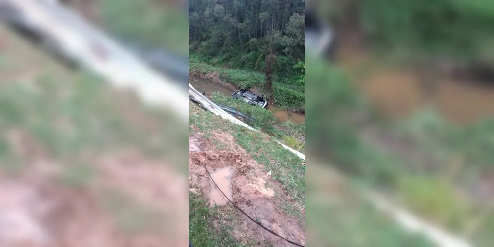 odas as vítimas viajavam numa Mitsubishi Outlander que rodou na pista, capotou, despencou de um barranco e caiu no leito de um córrego