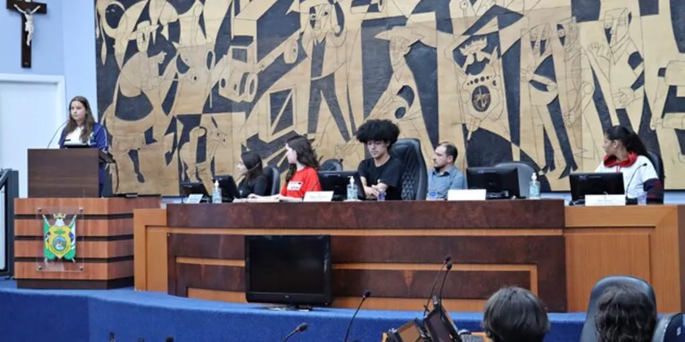 Foram colocados em discussão e votação, dois projetos de lei, uma moção de sugestão legislativa e 19 indicações