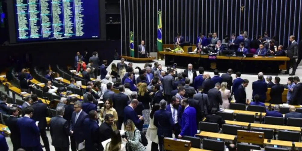 Parlamentares votam ainda nesta quinta-feira (6), ou madrugada de sexta (7), o texto em 2º turno