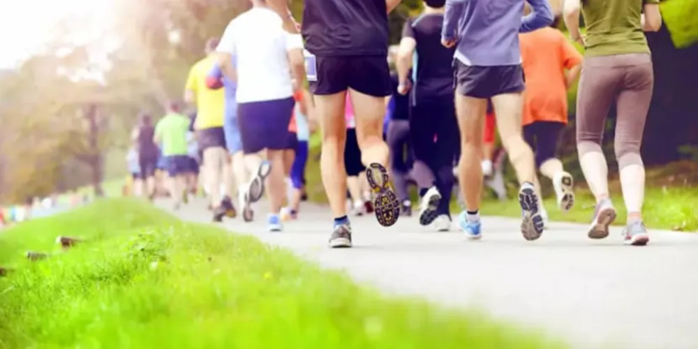 A iniciativa prevê a realização de caminhadas descentralizadas em vários municípios paranaenses ao meio-dia do dia 22