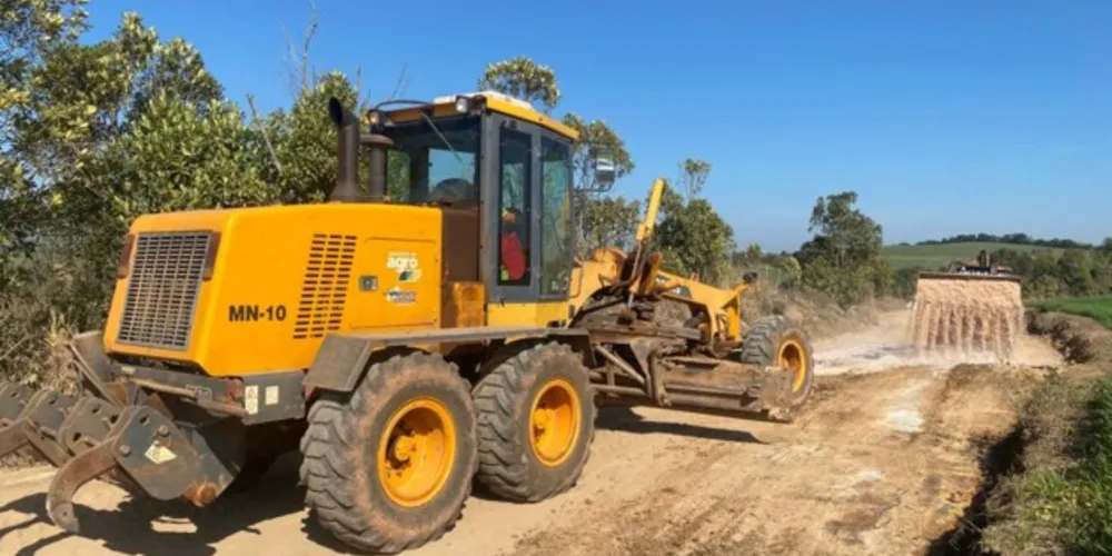As obras consistem no patrolamento, escarificação, cascalhamento e compactação do leito