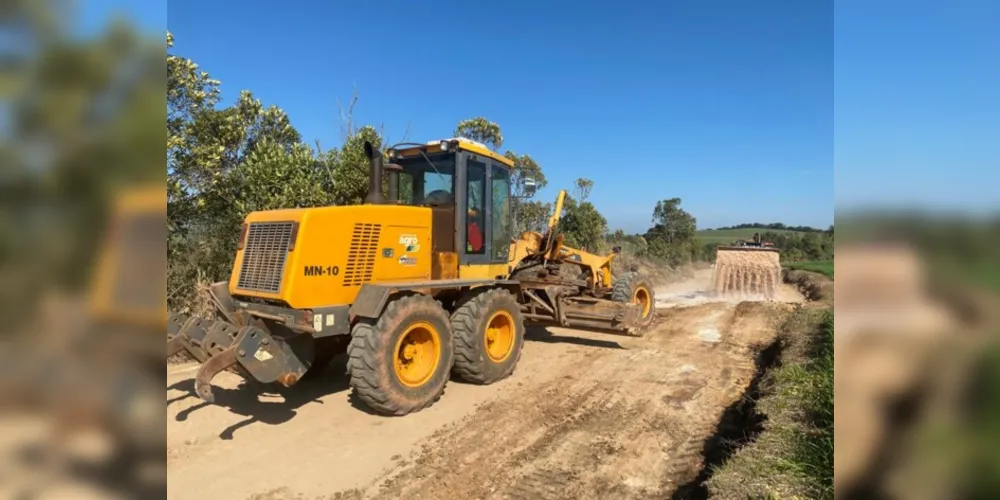 As obras consistem no patrolamento, escarificação, cascalhamento e compactação do leito