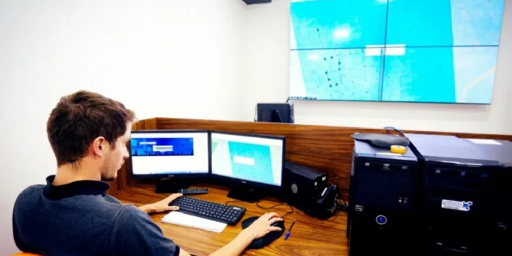 Ponta Grossa conta com 132 cruzamentos semaforizados, todos operados de forma online através do Centro de Controle Operacional Semafórico do Município