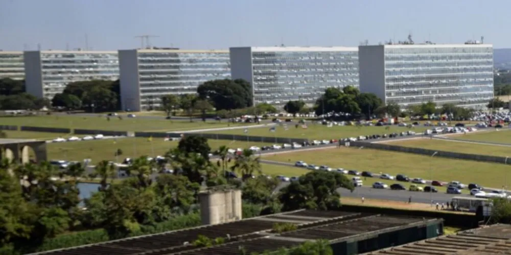 O governo federal anunciou nesta sexta-feira (16) a autorização para preencher 4.436 vagas em 20 ministérios