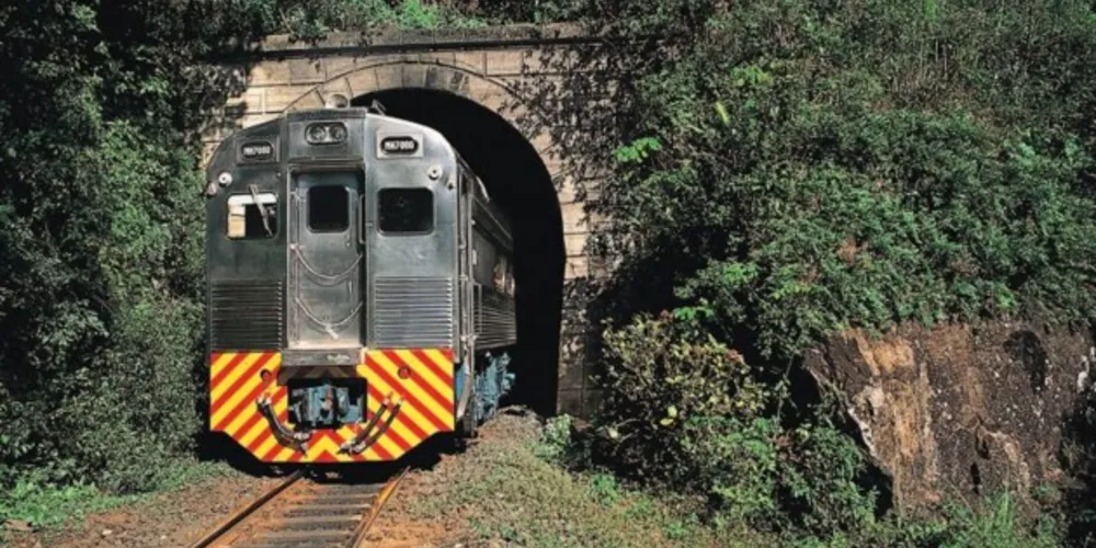 Segundo a ponta-grossense, contato com o Corpo de Bombeiros aconteceu depois de horas presos na ferrovia