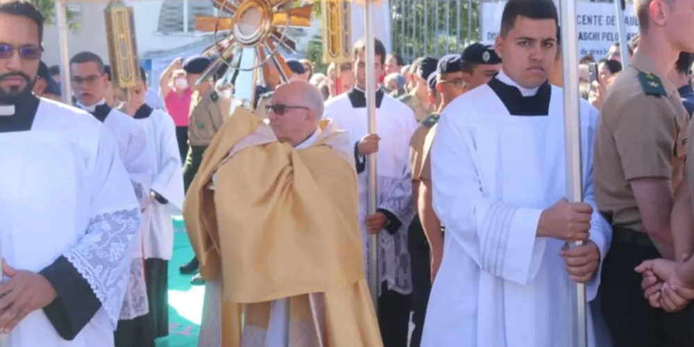 Fiéis acompanharam o bispo Dom Sergio caminhando com o Santíssimo Sacramento
