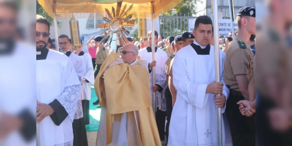 Fiéis acompanharam o bispo Dom Sergio caminhando com o Santíssimo Sacramento