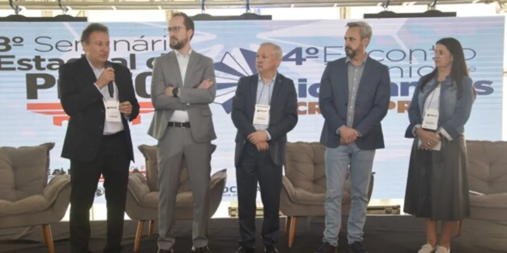 Da esquerda para a direita: o diretor administrativo do Conselho e coordenador dos trabalhos da Frente Parlamentar, Eng. Agr. Clodomir Luiz Ascari; o presidente do Crea-PR, Eng. Civ. Ricardo Rocha; e o Coordenador da Frente Parlamentar na ALEP, Deputado Fábio Oliveira