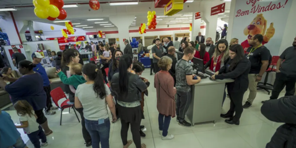 A festa de inauguração seguiu pelo sábado (20), com ofertas imperdíveis, condições especiais de pagamento e passeios de helicóptero