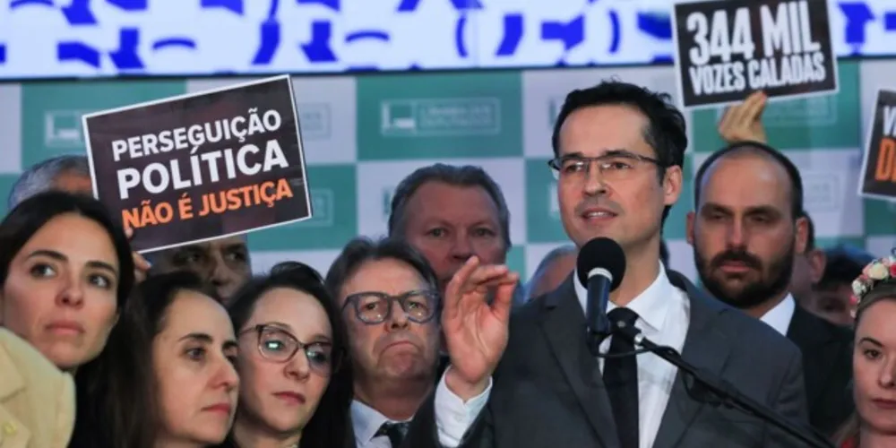 De acordo com a legislação, são inelegíveis, pelo prazo de oito anos, membros do Ministério Público que tenham perdido o cargo por sentença ou que tenham pedido exoneração durante a tramitação de processo disciplinar