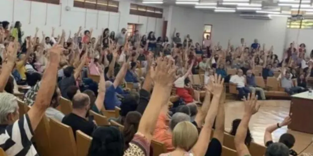Professores de cinco universidades do PR aprovam greve a partir de segunda