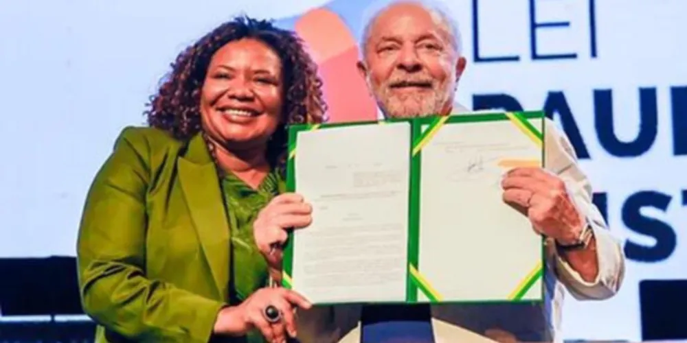Presidente da República, Luís Inácio Lula da Silva assina o decreto da Lei Paulo Gustavo ao lado da ministra da Cultura, Margareth Menezes: