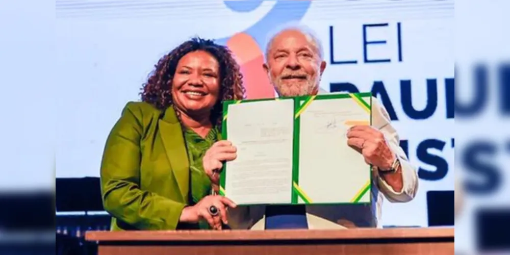 Presidente da República, Luís Inácio Lula da Silva assina o decreto da Lei Paulo Gustavo ao lado da ministra da Cultura, Margareth Menezes: