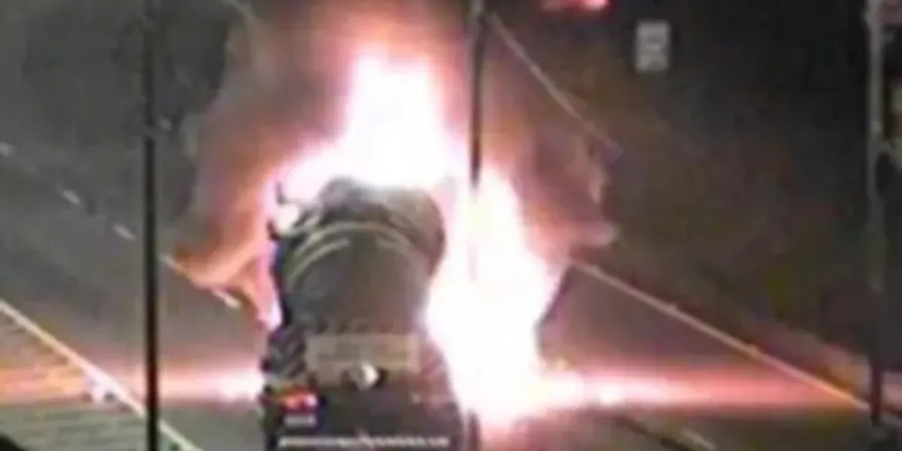 Caminhão-tanque pega fogo e interdita a BR-376, em Guaratuba