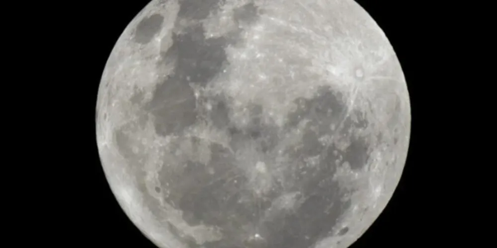 'Lua de Morango' é vista no céu de Curitiba neste domingo