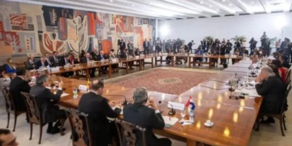 Em cúpula sul-americana, Lula propõe moeda única e uso do BNDES