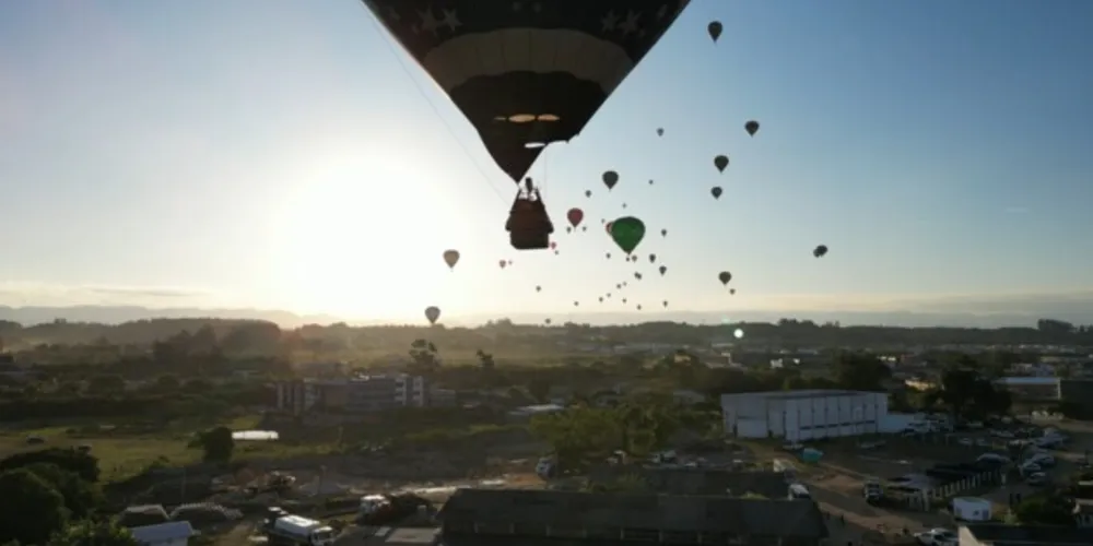 O festival de balonismo deverá ser realizado durante três dias, com no mínimo sete voos aberto ao público