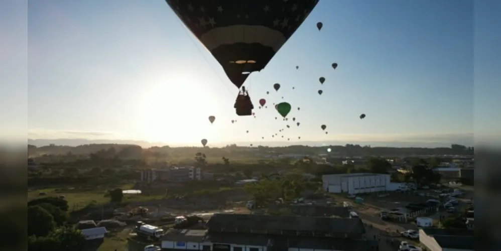 O festival de balonismo deverá ser realizado durante três dias, com no mínimo sete voos aberto ao público