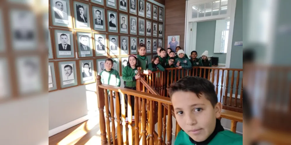 Selfie do aluno Matheus Henrique da Rosa com os colegas da classe na Galeria dos Prefeitos, localizada no segundo andar da Casa da Cultura