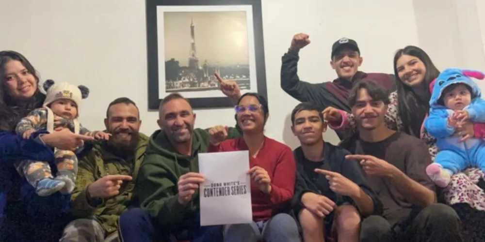 O lutador recebeu a notícia ao lado da família, em Ponta Grossa