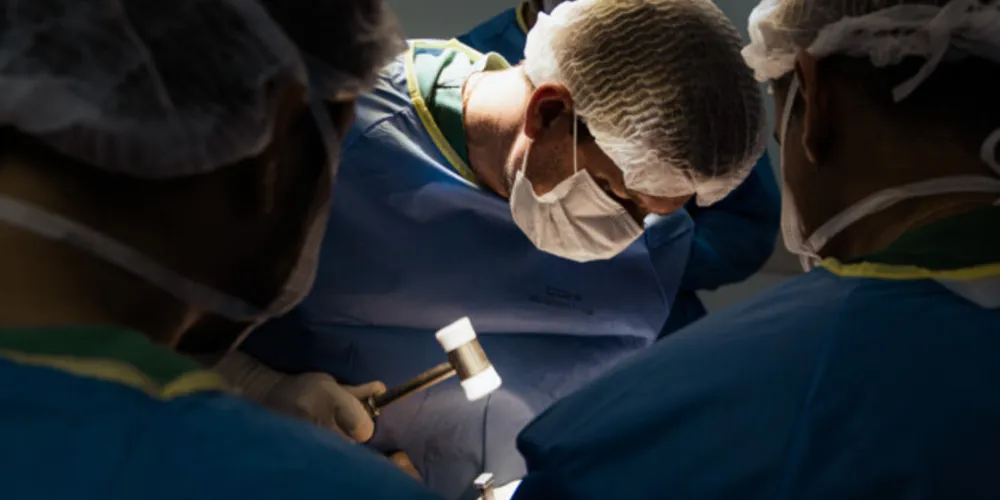 O paciente já recebeu alta e irá continuar com o acompanhamento médico, além dos cuidados pós-operatórios indicados