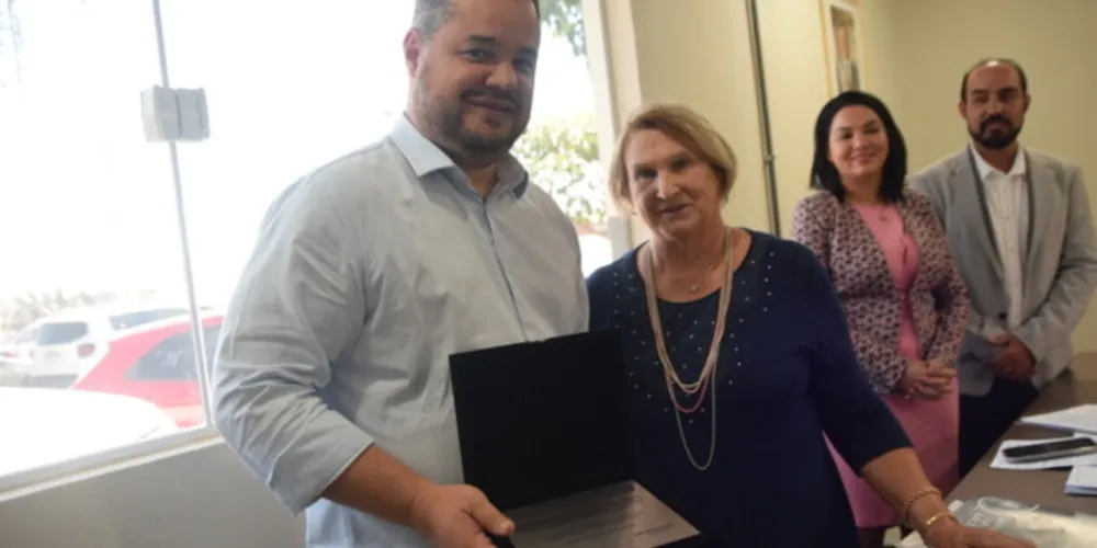 A honraria foi entregue pela Presidente do Instituto Mundo Melhor, Cirlei Simão Pauliki, ao secretário da Seap, Murilo Andrade de Oliveira