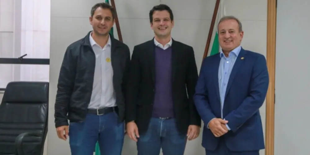 Prefeito Douglas Modesto participou de uma reunião junto ao secretário estadual das Cidades, Eduardo Pimentel, e o deputado Moacyr Fadel