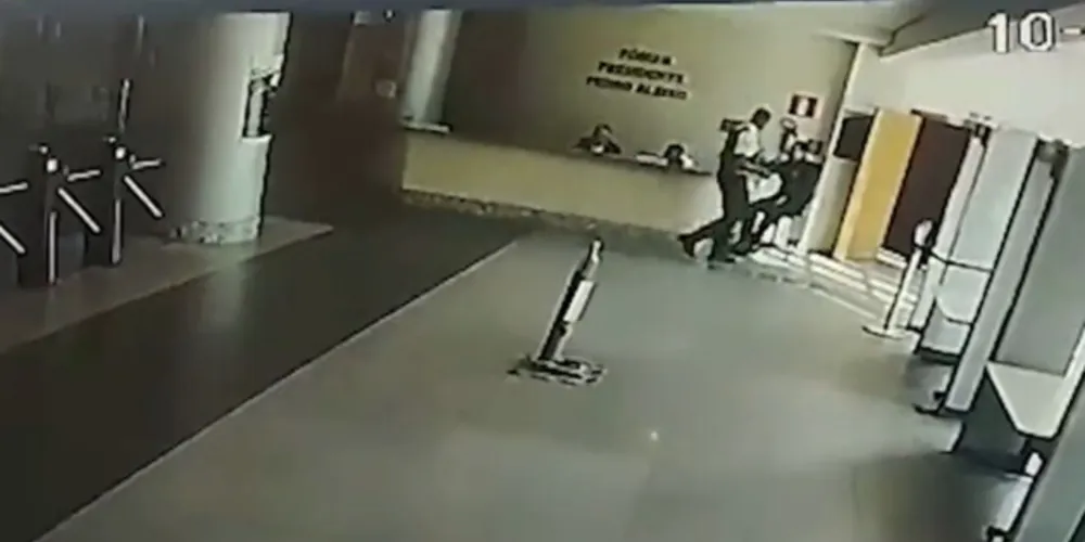 Momento de euforia foi filmado por câmeras de segurança