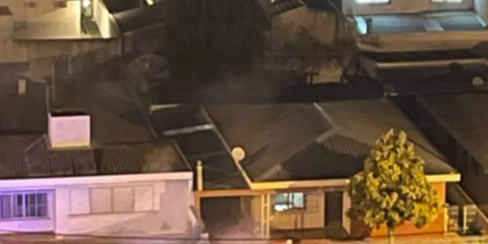 Equipes fecharam a rua Saldanha Gama para atender o incêndio