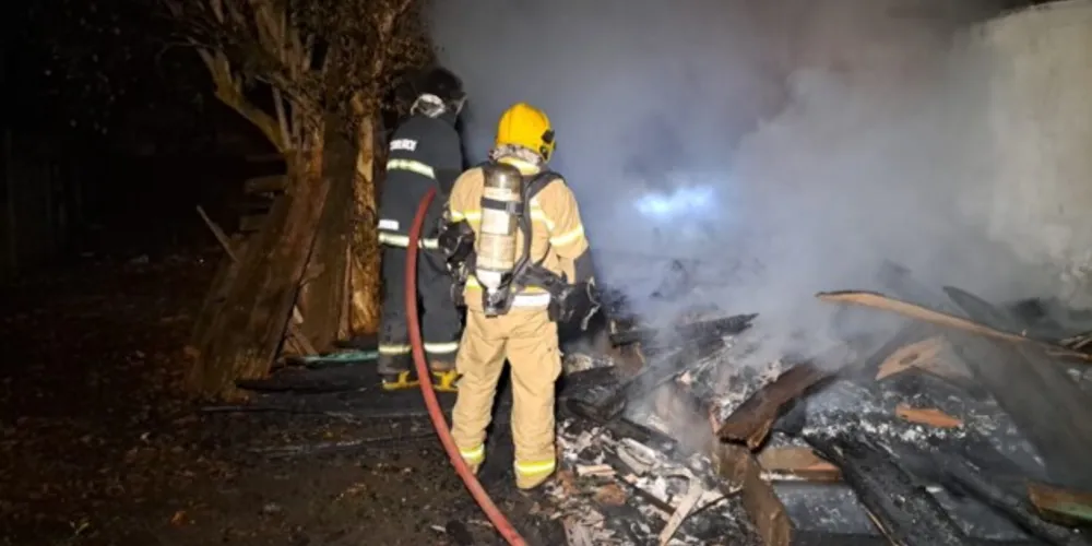 Equipes do Corpo de Bombeiros foram acionadas para atender a situação
