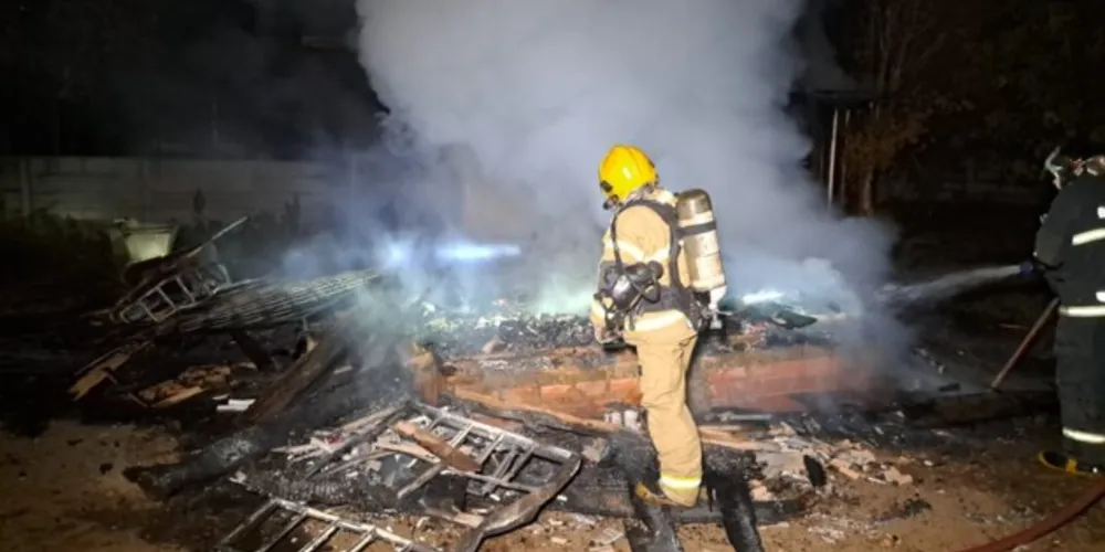 Corpo de Bombeiros combateu às chamas na residência