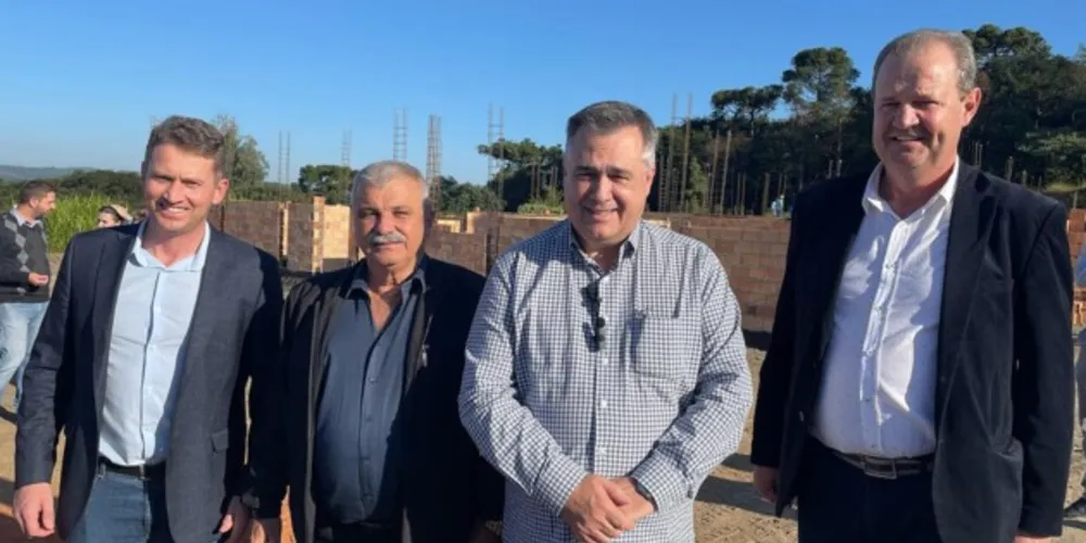 A cerimônia de lançamento da obra teve a presença do prefeito de Irati, Jorge Derbli (PSDB) e dos secretários Beto Preto e Aldo Bona