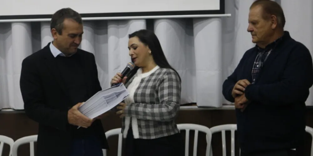 Entrega foi feita em reunião da Associação