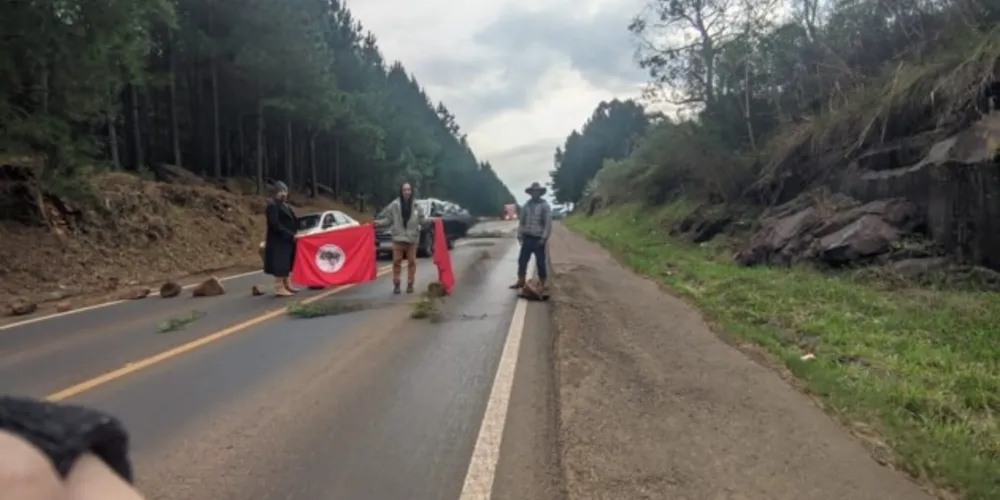 Manifestação aconteceu na PR-170, próximo à Serra do Cadeado