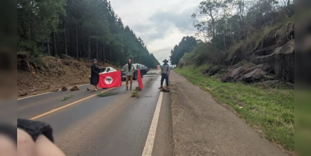 Manifestação aconteceu na PR-170, próximo à Serra do Cadeado