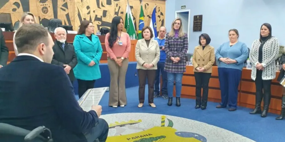 A distinção foi recebida pela secretária de Educação, professora Simone Pereira Neves, e por professoras integrantes do Departamento de Educação