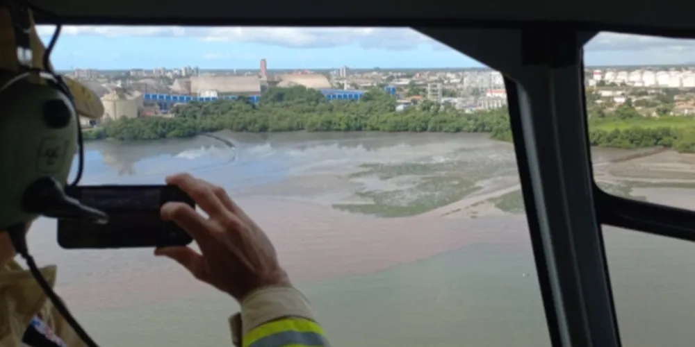 IAT multa empresa responsável pelo vazamento de nafta em R$ 1,5 milhão e libera pesca no Litoral