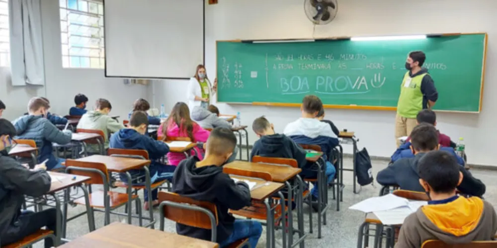 Os alunos participantes, pertencentes ao ensino fundamental II e do ensino médio, dos níveis 1, 2, 3 e 4, de 65 escolas públicas e privadas do município de Ponta Grossa, foram acolhidos nos blocos na Central de Salas de Aula, F e M