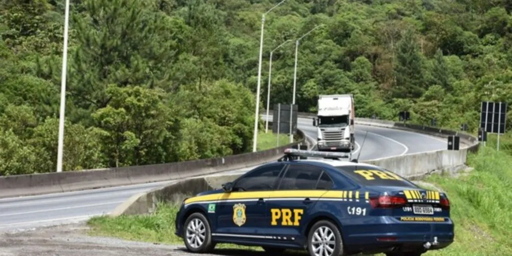 O trabalho de fiscalização será realizado por meio de abordagens a veículos, testes de alcoolemia e monitoramento através de radares e câmeras